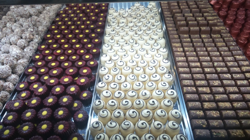 chocolaterie-VINS SUR CARAMY-min_chocolates_milk_chocolate_white_chocolate_truffles_candy_food_treat_cacao-1213769